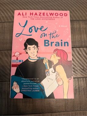 Ali Hazelwood "Love on the Brain" - Pink Cover Novel